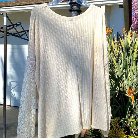 ABSOLUTELY FAMOUS OFF WHITE CREAM TOP LACE SLEEVES & Accent on Bottom 2… - Picture 6 of 12